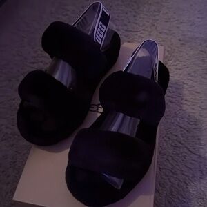 UGG “oh yeah” Women's Black Fluffy Slides